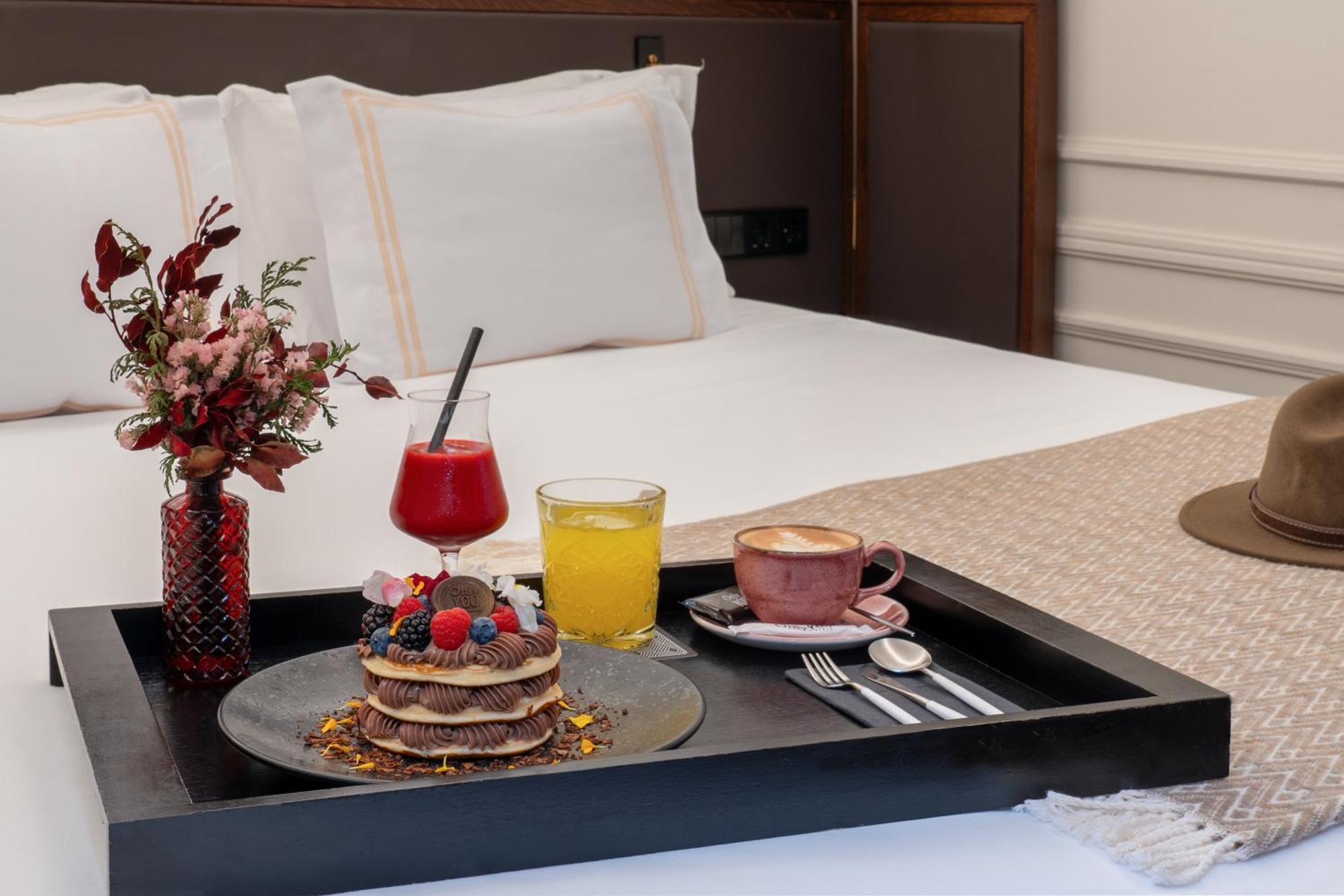 Only You Hotel Valencia Exterior foto Room service tray
