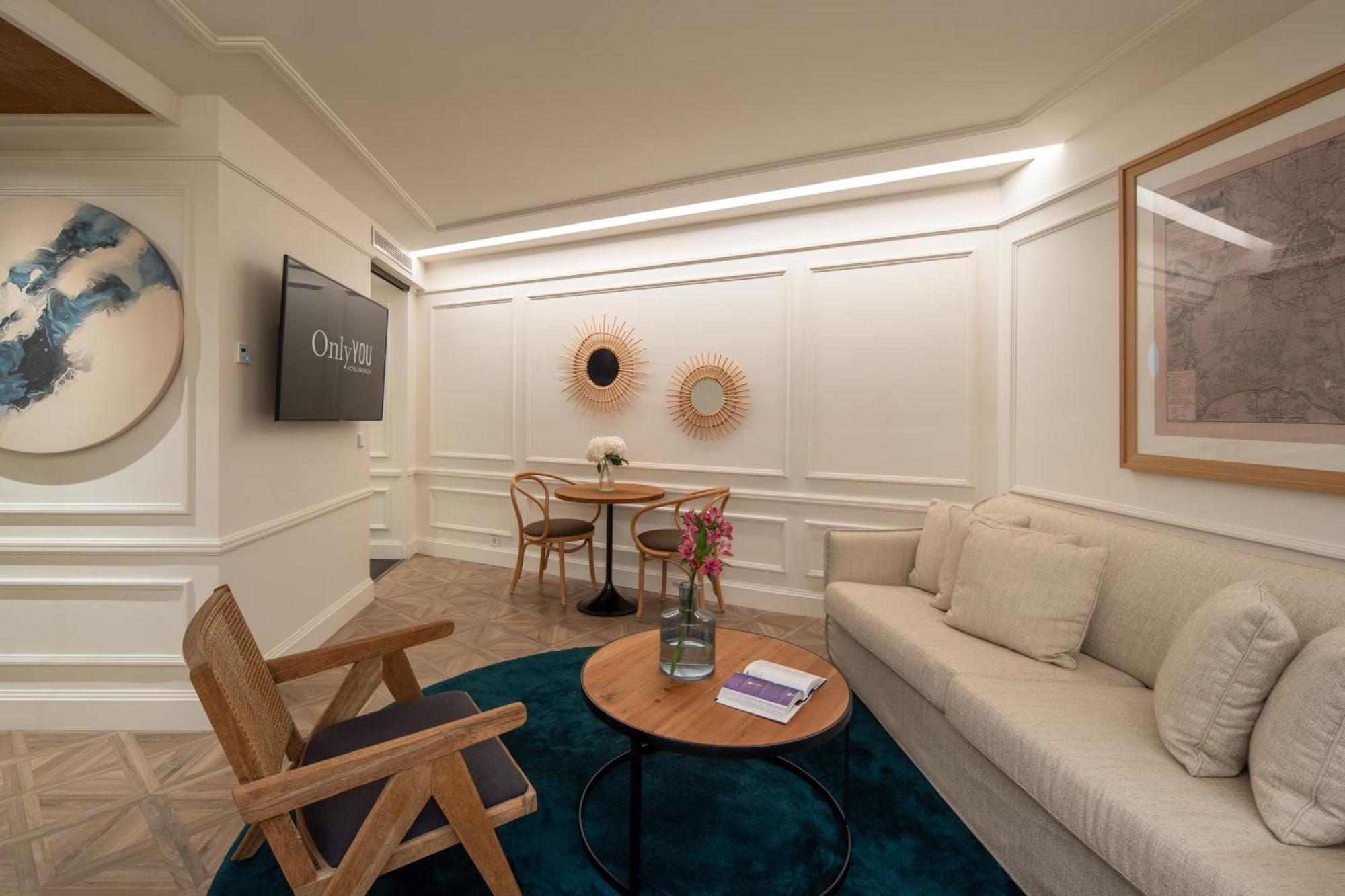 Only You Hotel Valencia Exterior foto A living room at the hotel