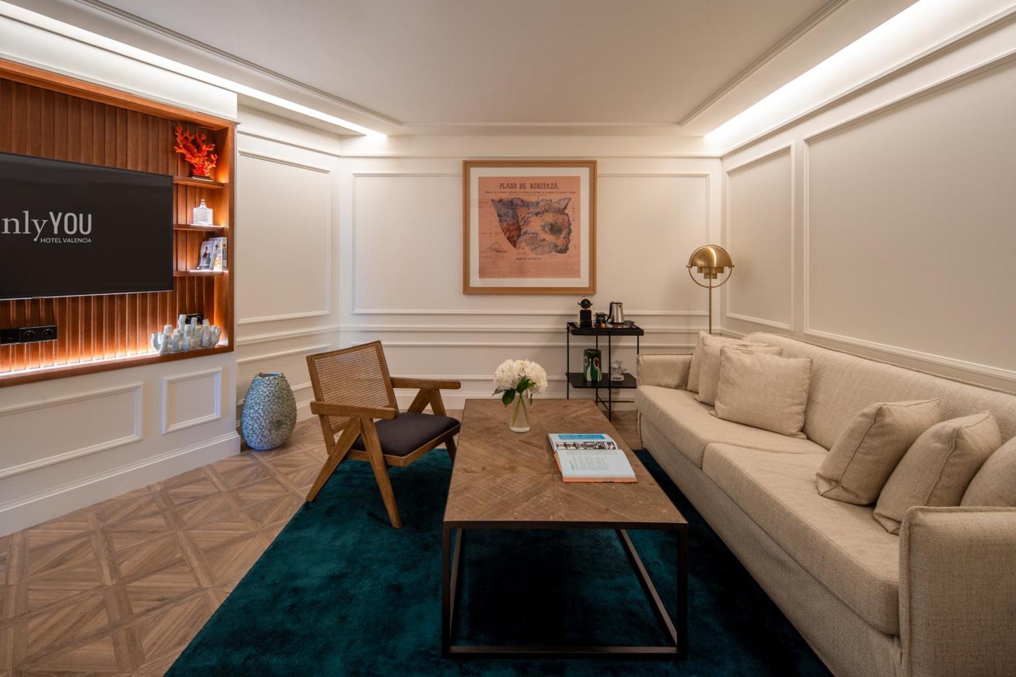 Only You Hotel Valencia Exterior foto The living room of a suite at the hotel