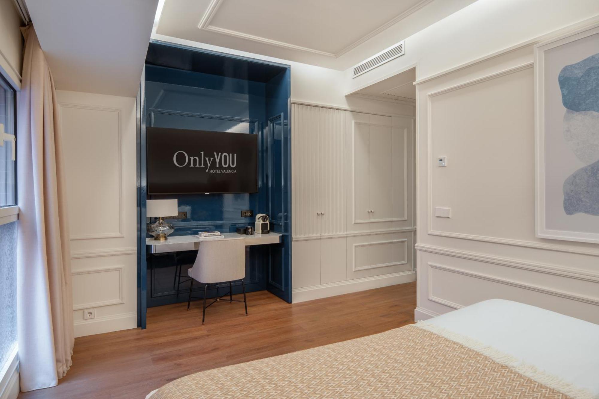 Only You Hotel Valencia Exterior foto A room at the hotel